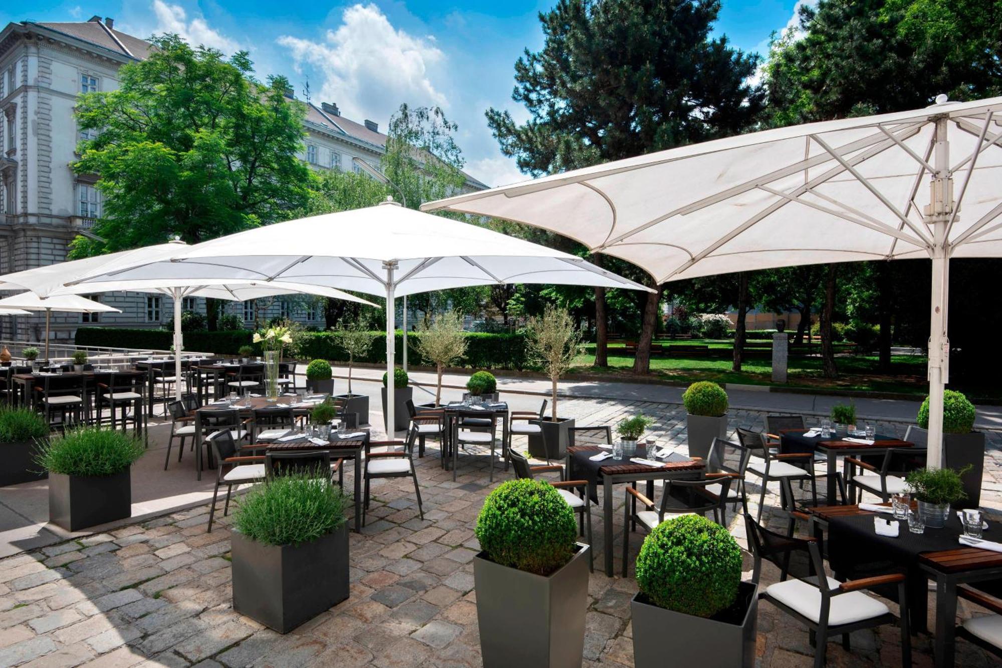 Le Méridien Viena Exterior foto The restaurant's terrace