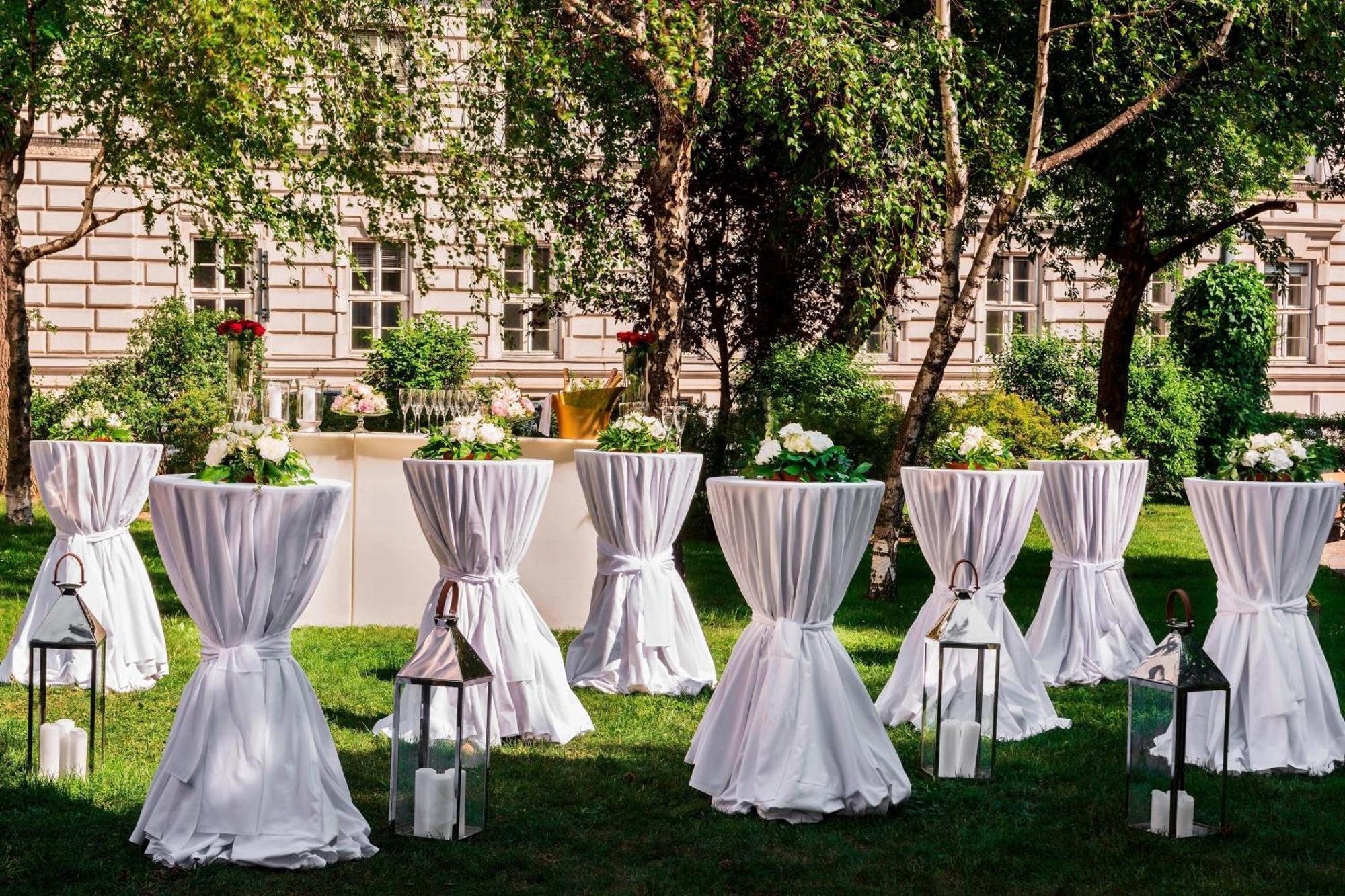 Le Méridien Viena Exterior foto The garden of the hotel