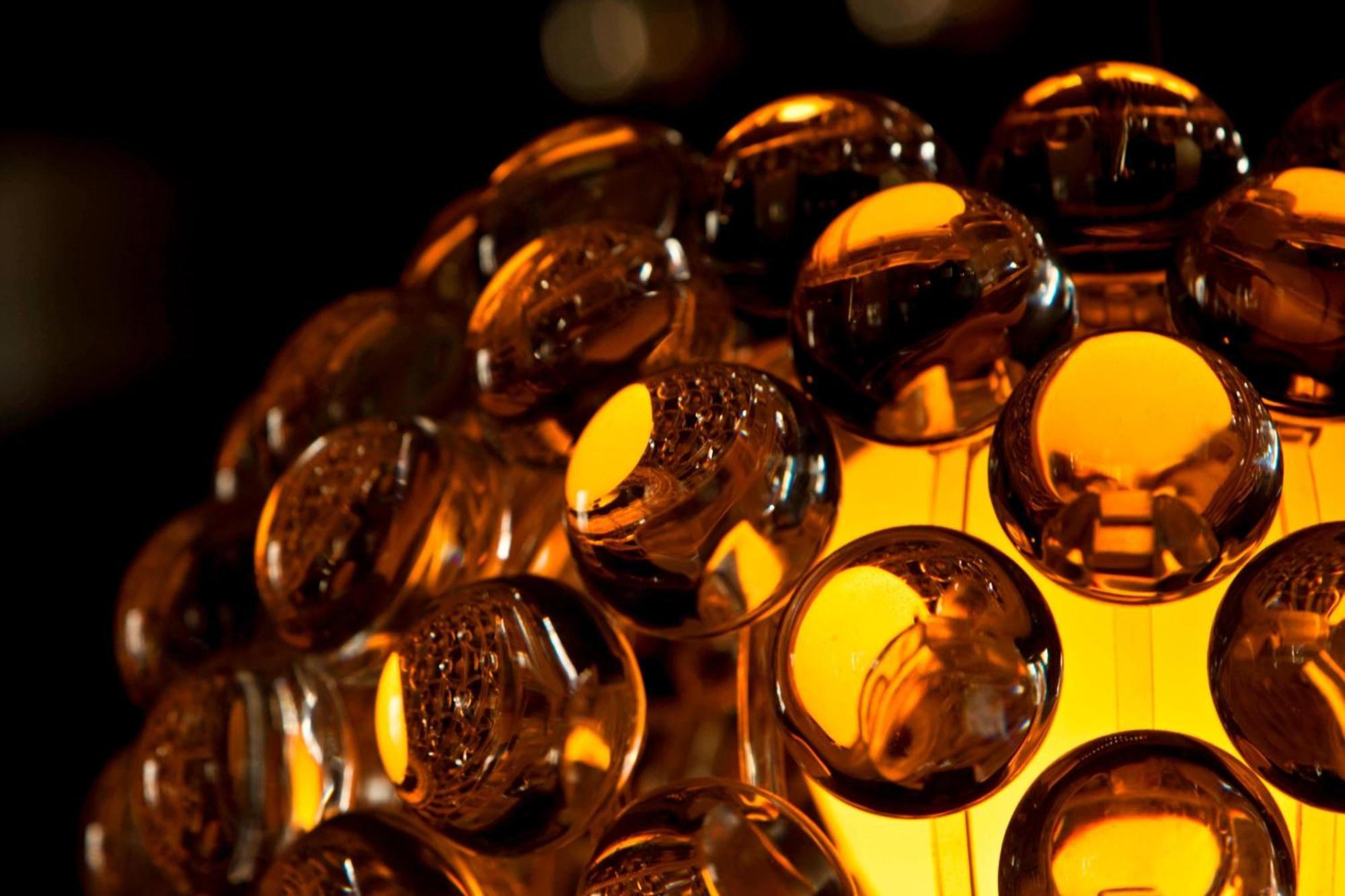 Le Méridien Viena Exterior foto A close-up of a glass lamp